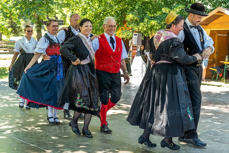 Folk dance group in traditional Black Forest traditional costume, Black Forest Open-Air Museum Vogtsbauernhof, Black Forest, Gutach, Baden-Württemberg, Germany, Europe