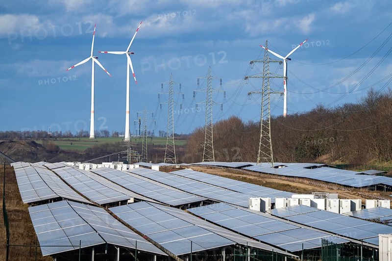 20 MW peak solar park on recultivated opencast mining areas at the Garzweiler opencast lignite mine, ground-mounted photovoltaic systems with integrated energy storage, 13 MWh in lithium-ion batteries, by RWE, wind farm, North Rhine-Westphalia, Germany, Europe