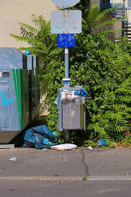 Littering, littering of public spaces, overflowing rubbish bin, public litter bin, Reutlingen, Baden-Württemberg, Germany, Europe