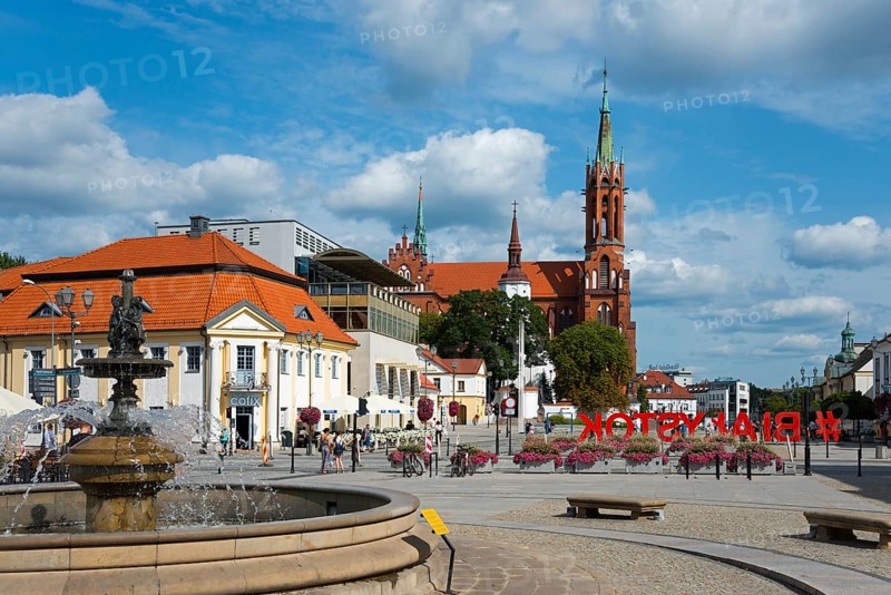 Fountain and church on a busy square with a clear sky view, Kosciuszko Market Square, Church of the Blessed Virgin Mary, Bialystok, Bialystock, Bjelostock, Podlaskie, Poland, Europe
