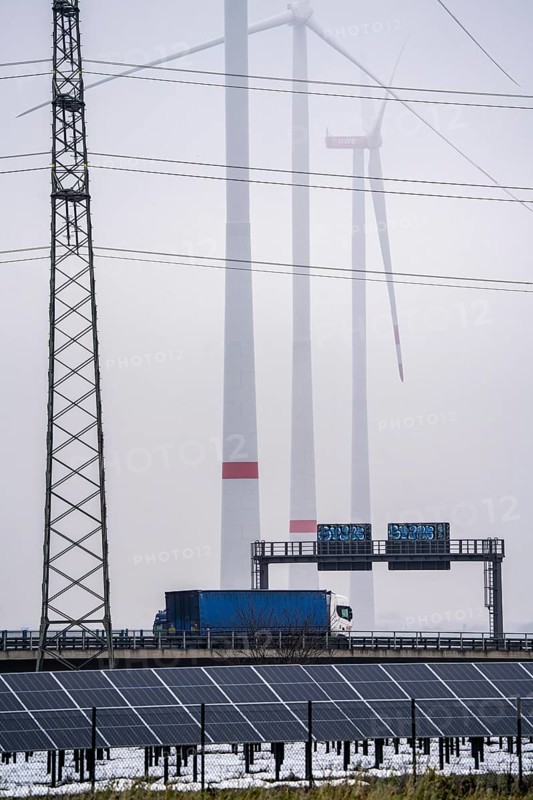 Wind farm in the fog, photovoltaic system, on the A44 motorway, dark doldrums, no wind no direct sunlight, in the Rhenish lignite mining area, south of the Garzweiler opencast mine near Bedburg, North Rhine-Westphalia, Germany, Europe