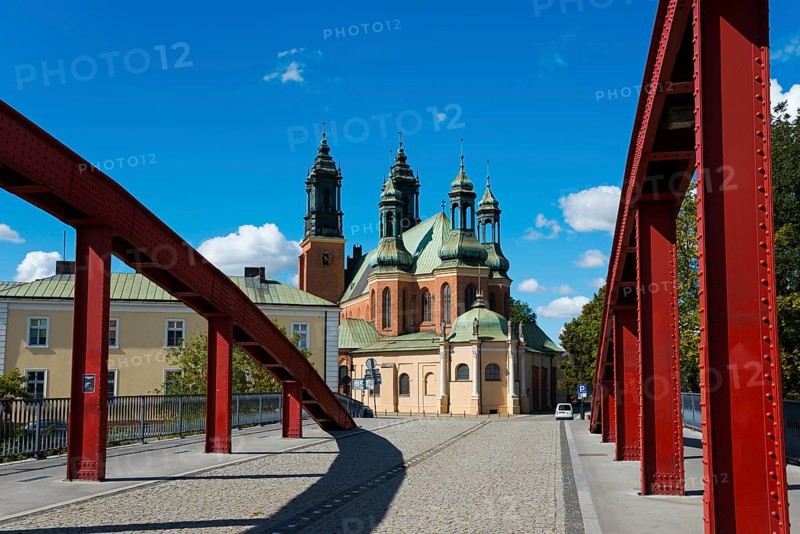 The bridge with red arches leads directly to a historic church with dominating towers, Cathedral, Cathedral Basilica of St Peter and St Paul the Apostles, Bishop Jordan Bridge, Poznan, Posnan, Poznan, Greater Poland Voivodeship, Poland, Europe