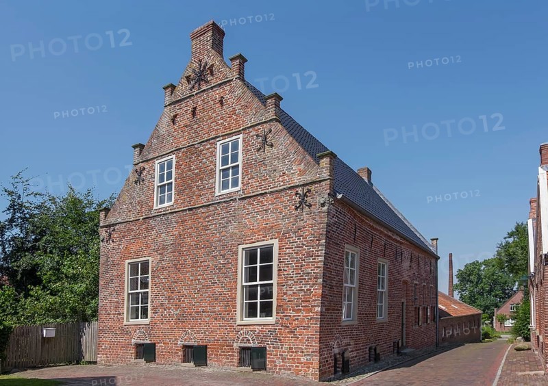 Rentmeisterhaus, Uttum, a district of the East Frisian municipality of Krummhörn. The single-storey building was erected in 1597 as a detached dwelling in the style of East Frisian stone houses. (1) Apart from the vicarage in Greetsiel, it is the only building in Krummhörn that was erected for holders of administrative functions. (2) The Ostfriesische Landschaft acquired the building in 1979 and subsequently had it restored. (1) The Rentmeisterhaus has been privately owned since 1996