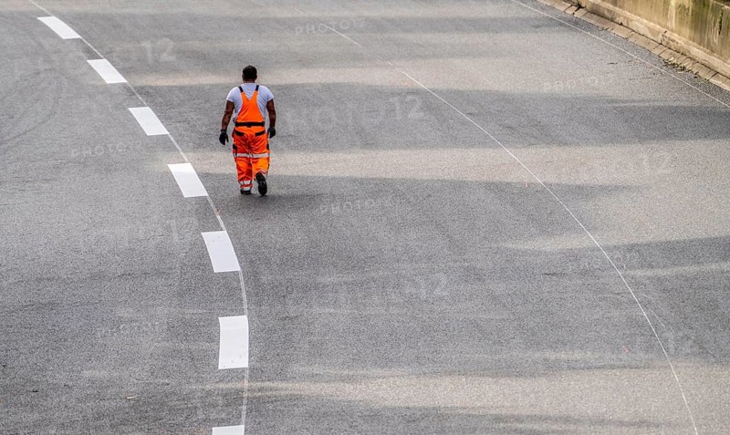Marking work after the application of new whisper asphalt surface for the A40 motorway, in the urban area of Essen, direction Dortmund, 95, 000 square metres of porous asphalt will be applied over a distance of around 6 km, the motorway will be closed for 1 week, bus lane, North Rhine-Westphalia, Germany, Europe
