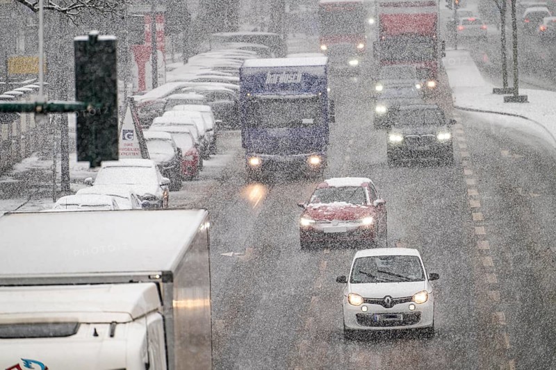 Winter weather, heavy snowfall, city centre traffic, Alfredstraße, B224, in Essen, North Rhine-Westphalia, Germany, Europe