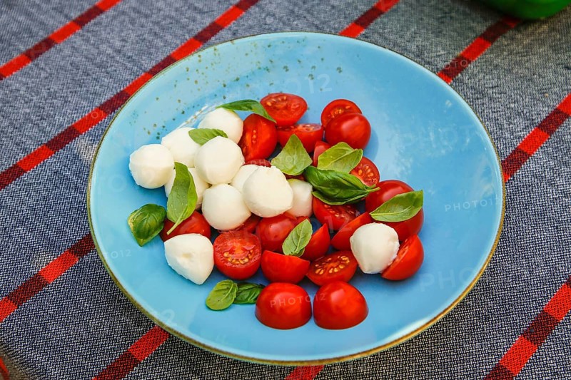 Italian cuisine, Mediterranean cuisine, mozzarella, basil, cherry tomatoes, cocktail tomatoes, plate, caprese with mini tomatoes, salad, savoury, vegetarian, healthy, food photography, studio, Germany, Europe