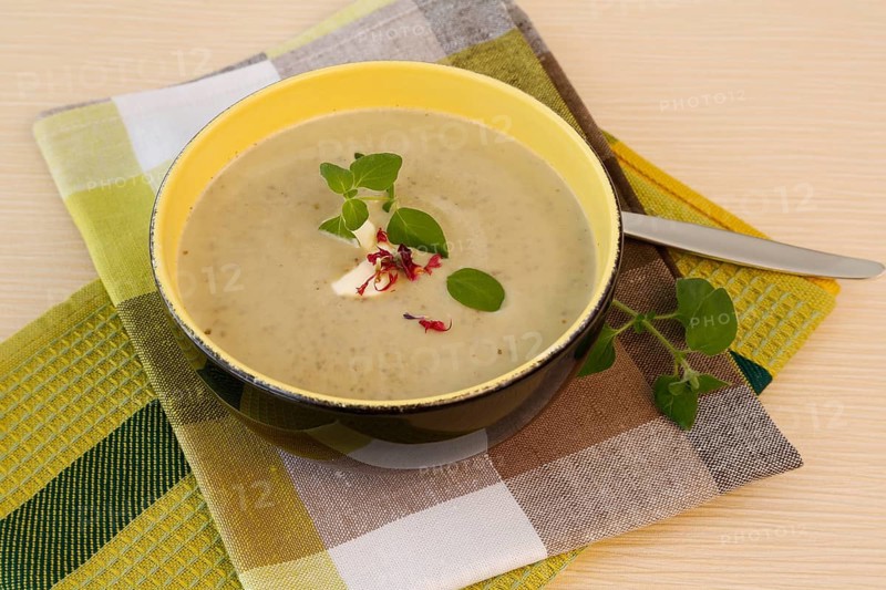 Swabian cuisine, Alblinsen chestnut soup, healthy, vegetarian, regional, soup served in a bowl with herbs, home cooking, typical Swabian, traditional cuisine reinterpreted, food photography, studio, Germany, Europe