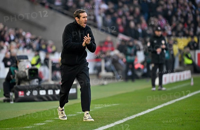 Coach Julian Schuster SC Freiburg SCF on the sidelines Gesture Gesture Clapping his hands in encouragement, applause MHPArena, MHP Arena Stuttgart, Baden-Württemberg, Germany, Europe