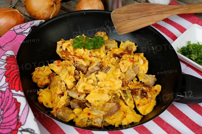 Swabian cuisine, cat's gruel, leftovers, utilisation of leftovers, meat with egg, Swabian scrambled eggs, vegetables, onions, pan, spatula, grandmother's kitchen, regional, home cooking, typical Swabian, traditional cuisine, food photography, studio, Germany, Europe