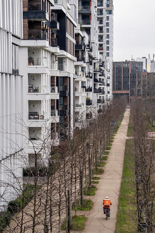 Residential buildings, rental flat, condominiums in the city centre, Düsseldorf-Pempelfort, Toulouser Allee, Lieferando bicycle courier, North Rhine-Westphalia, Germany, Europe