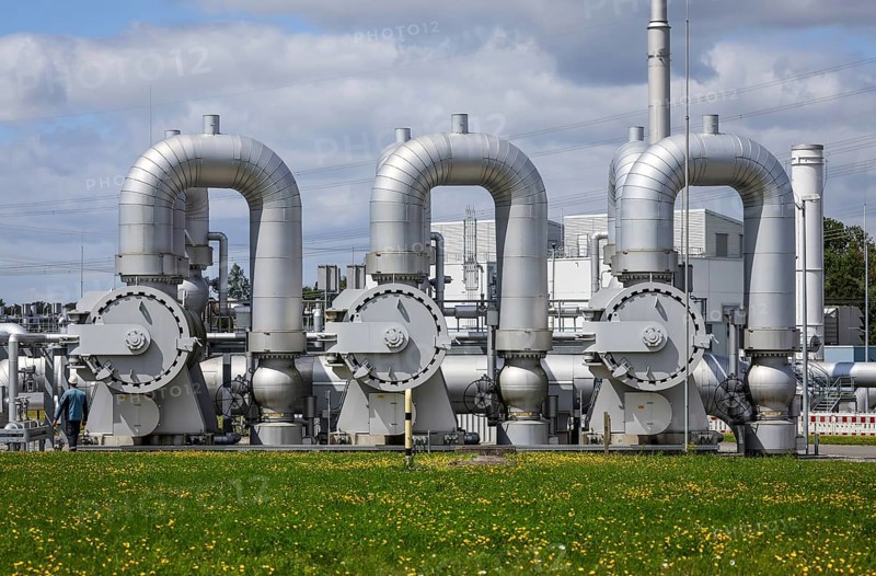 Werne, North Rhine-Westphalia, Germany, compressor station for natural gas and, in future, hydrogen. Open Grid Europe will use its H2 training line to train engineers and tradespeople to become experts in handling hydrogen in the long-distance gas grid. The OGE compressor station in Werne is the central hub in the German natural gas grid. At around 25 billion cubic metres per year, around a quarter of the natural gas consumed in Germany flows through the Werne compressor station. The natural gas flows into the station from northern Germany, the North Sea and the Netherlands via five large entry pipelines. After the gas has been purified, it is compressed by eleven compressors driven by gas turbines with a total drive power of approx. 160, 000 kW. With outlet pressures of up to 100 bar, the gas flows leave the station via eight outlet pipes and are distributed throughout Germany in all directions, Europe