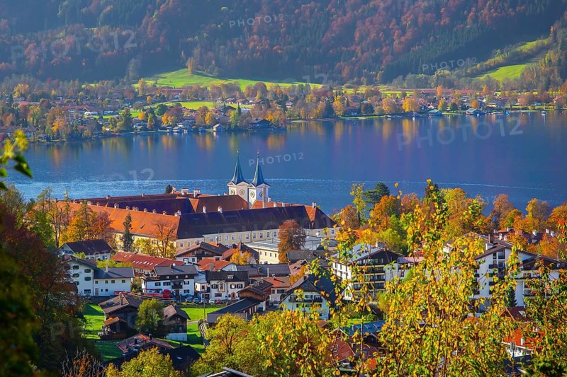 Panorama of the village and lake with the monastery castle in autumn, Tegernsee, Tegernsee, Tegernsee valley, Mangfall mountains, Bavarian Alps, Upper Bavaria, Bavaria, Germany, Europe