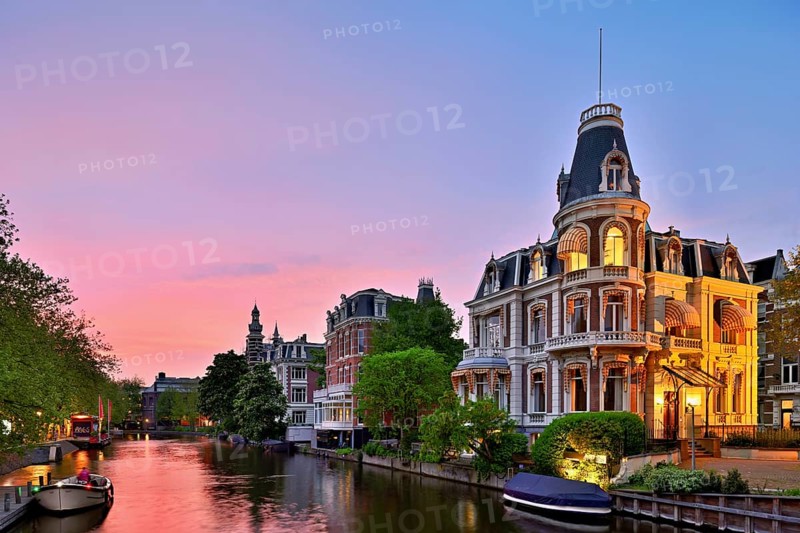 Villa from the end of the 19th century between Weteringschans and the Singelgracht, opposite the Rijksmuseum in the evening light after sunset, Amsterdam, North Holland, Netherlands