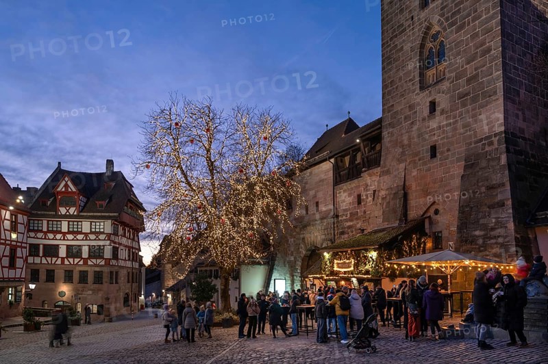 Albrecht Dürer House with tree of lights in the evening at Christmas time, Tiergärtnertorplatz, Nuremberg, Middle Franconia, Bavaria, Germany, Europe
