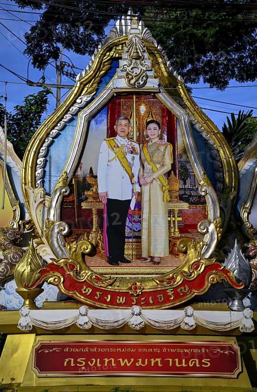 Picture of the Thai King Maha Vajiralongkorn, known as Rama X, and Queen Suthida Bajrasudhabimalalakshana, Taling Chan, Bangkok, Thailand, Asia