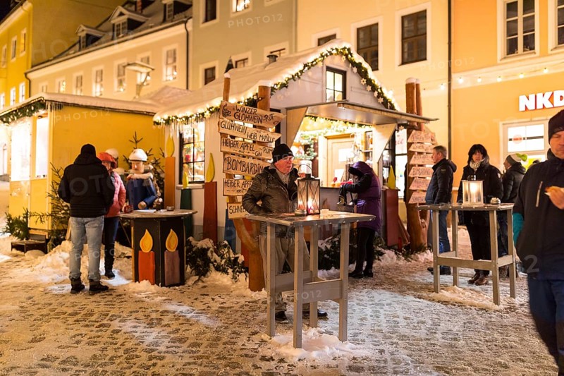 Mulled wine stall at the Christmas market in Schneeberg in the Ore Mountains, Saxony, Germany, Europe