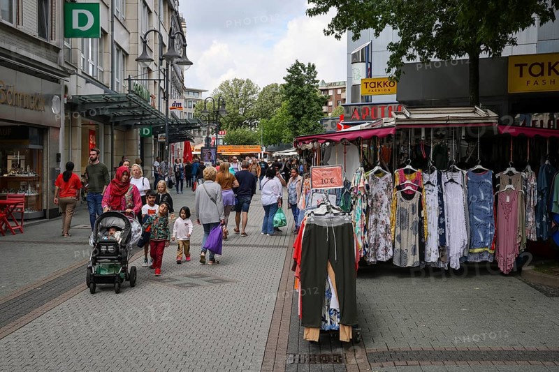 Bottrop, North Rhine-Westphalia, Germany, Many people out and about on market day in the city centre, in Hochstraße, the main shopping street in the pedestrian zone, Europe