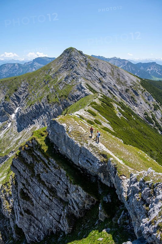 Mountaineer on the summit ridge of the Unnütz, Unnütz crossing, Brandenberg Alps, Tyrol, Austria, Europe
