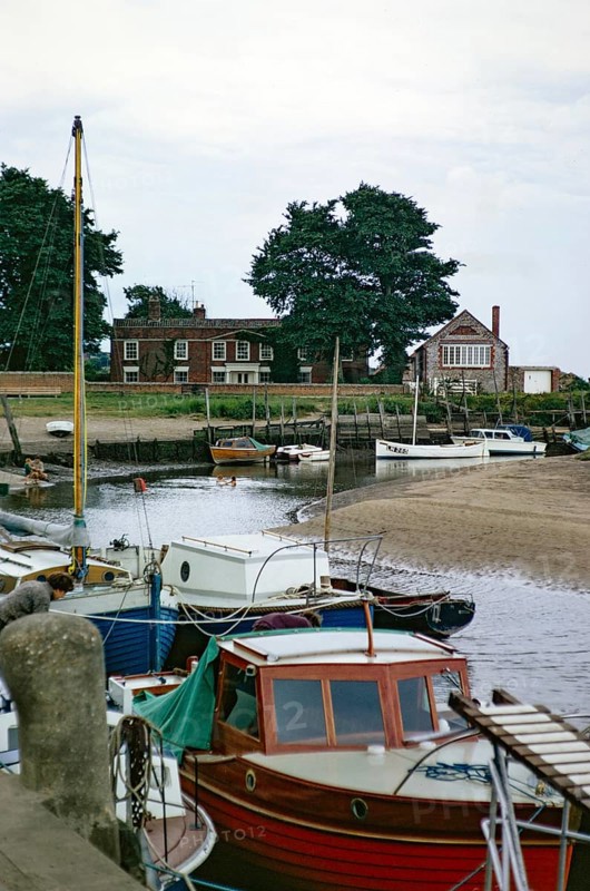 Boote am Liegeplatz am Kai, Blakeney Norfolk, England, UK, Juli 1970