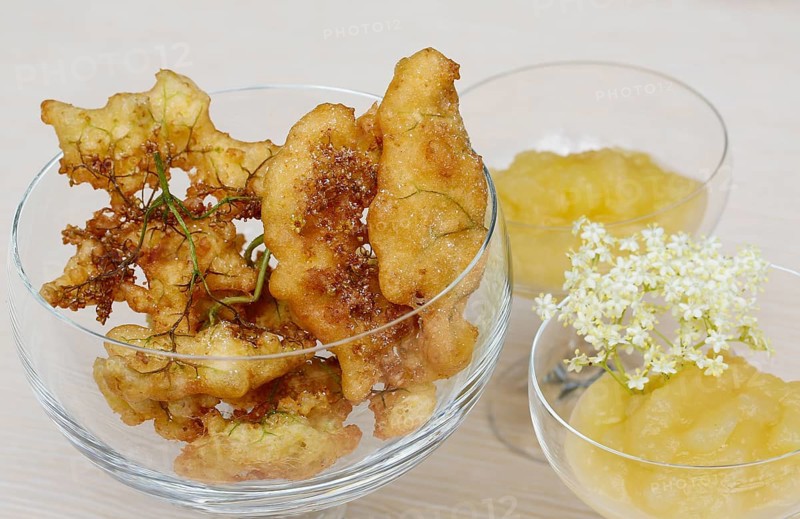 Swabian cuisine, elderberry cakes with apple sauce, elderberry cakes, elderflowers in pastry, dessert, dessert, fat baked goods, served in glass bowls, grandmother's kitchen, regional, home cooking, typical Swabian, classic recipe, traditional cuisine, food photography, studio, Germany, Europe