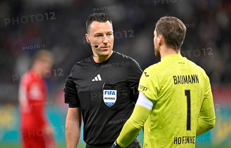 Referee Sven Jablonski in discussion with goalkeeper Oliver Baumann TSG 1899 Hoffenheim (01) PreZero Arena, Sinsheim, Baden-Württemberg, Germany, Europe