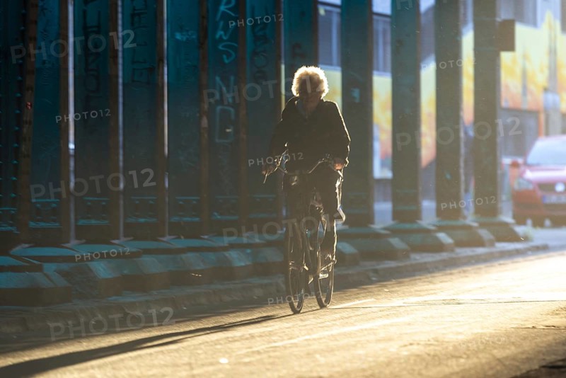 Cyclists in oblique sunlight in November, poor visibility, danger of glare, cycle lane, cyclists have priority over motor traffic, Cologne, North Rhine-Westphalia, Germany, Europe