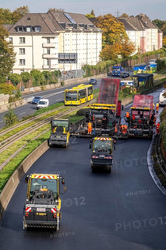 New whisper asphalt surface for the A40 motorway, in the city of Essen, direction Dortmund, 95, 000 square metres of porous asphalt will be laid over a distance of around 6 km, the motorway will be closed for 1 week, bus lane, North Rhine-Westphalia, Germany, Europe