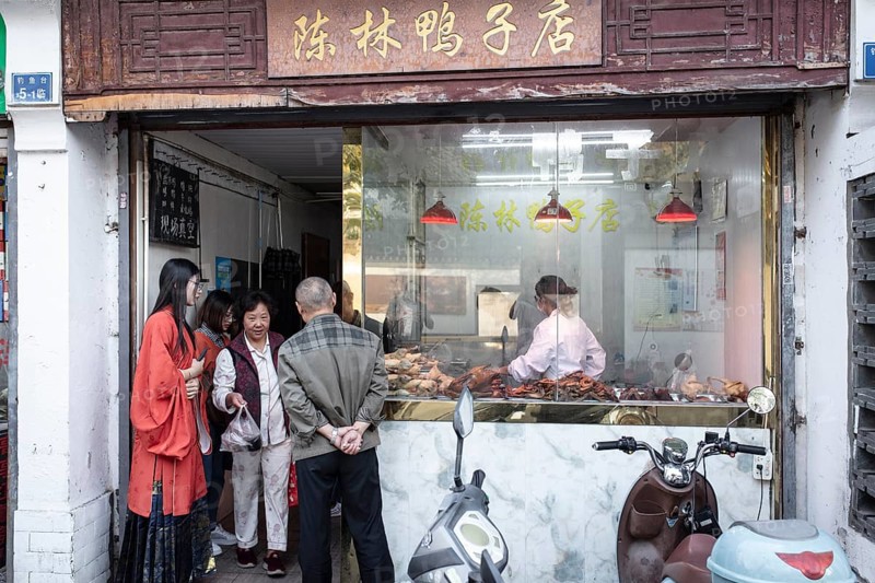 Lin Shu Xiang buys Nanjing Salt Duck and grilled duck for dinner at Chen Lin Duck Store, Diao Yu Tai District, Nanjing, China, Asia