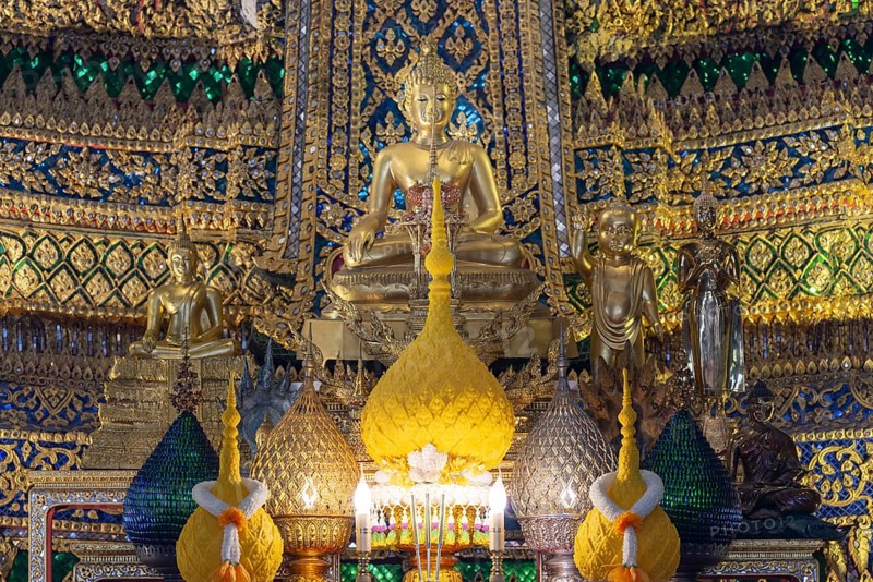 Golden Buddha statue, Bhumispara-mudra, Buddha Gautama at the moment of enlightenment, Wat Worawihan, Wat Prayurawongsawas Worawihan, Bangkok, Thailand, Asia