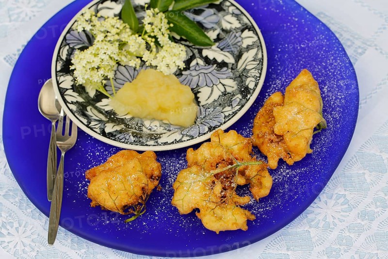 Swabian cuisine, elderberry cakes with apple sauce, Hollerkiacherl, elderflowers in pastry, dessert, dessert, fat baked, served on a plate, grandmother's kitchen, regional, home cooking, typical Swabian, classic recipe, traditional cuisine, food photography, studio, Germany, Europe