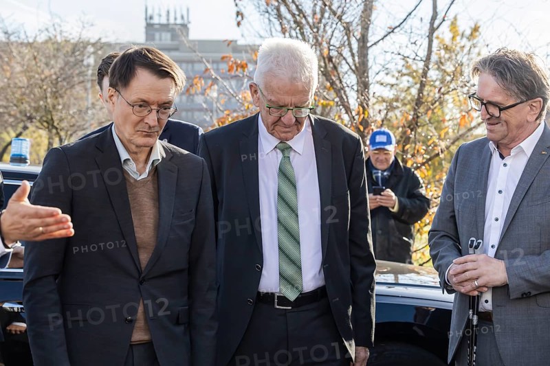 Hospital reform put to the test. The Federal Minister of Health visits a clinic in Baden-Württemberg, where the plans are rejected in this form. In front of the medius clinic in Nürtingen, from left: Minister Karl Lauterbach (SPD), Minister President Winfried Kretschmann (Greens) and State Health Minister Manne Lucha (Greens) . Nürtingen, Baden-Württemberg, Germany, Europe