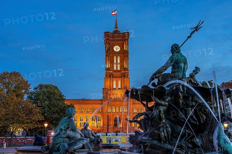 Neptune Fountain in front of the Rotes Rathaus at dusk, Berlin, Germany, Europe