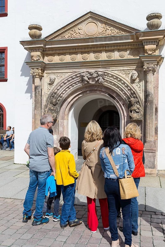 City guide with tourists in front of the Judith Lucretia portal with figurative carillon, Old Town Hall, Chemnitz, Saxony, Germany, Europe