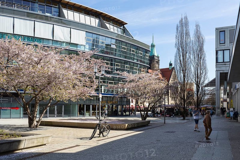 Modern commercial building between Rosenhof and Markt, in the background the New Town Hall, Chemnitz, Saxony, Germany, Europe