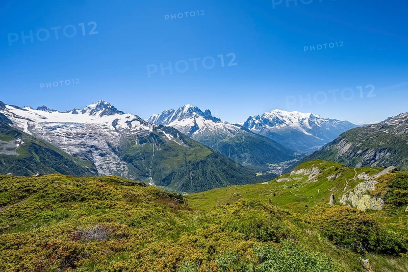 Mountain panorama with glaciated mountain peaks, Aiguille Verte with Aiguille du Midi and Mont Blanc, hike to Aiguillette des Posettes, Chamonix, Haute-Savoie, France, Europe