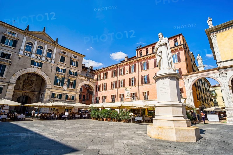 Dante monument in Piazza dei Signori, Verona, Veneto, Italy, Europe