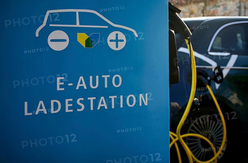 Charging station, charging column, Stadtwerke Stuttgart for electric cars, charging station, e-fuelling station, e-mobility, charging cable leads into e-car, Fiat 500 from ShareNow joins Free2move Car Rental, car sharing, logo, Stuttgart, Baden-Württemberg, Germany, Europe