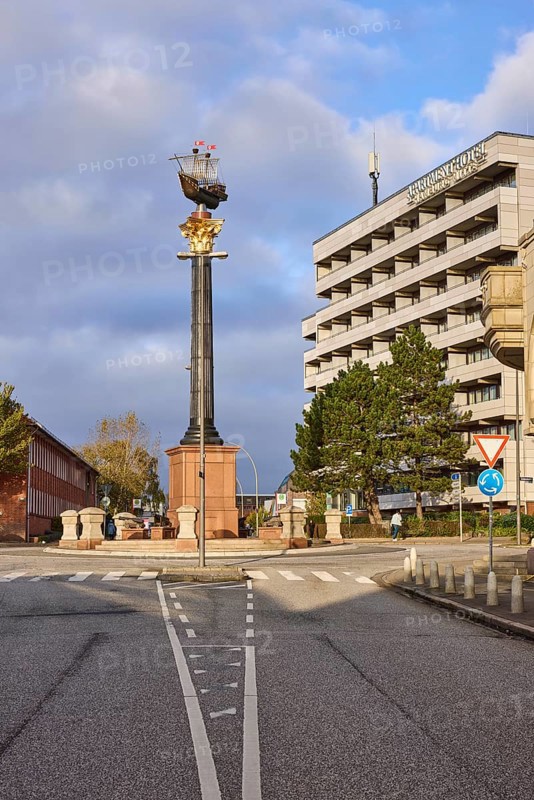 Granite column with metal sculpture of Störtebeker's cog, roundabout between Borstelmannsweg and Süderstraße, Free and Hanseatic City of Hamburg, Hanseatic city, independent city, federal state of Hamburg, Germany, Europe