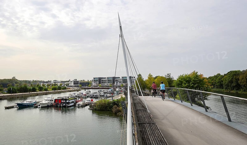 Gelsenkirchen, North Rhine-Westphalia, Germany, Graf Bismarck Marina (also Stoelting Marina), marina in the new Graf Bismarck city quarter, site of the former Graf Bismarck colliery, on the Rhine-Herne Canal in the Gelsenkirchen Bismarck district. Cyclists cross the Graf Bismarck harbour bridge, Europe