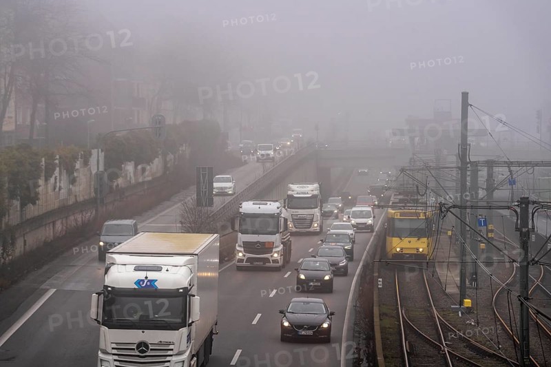 Dense fog, with visibility sometimes less than 100 metres, A40 motorway, city passage in Essen, underground line U18 in the middle lane, North Rhine-Westphalia, Germany, Europe