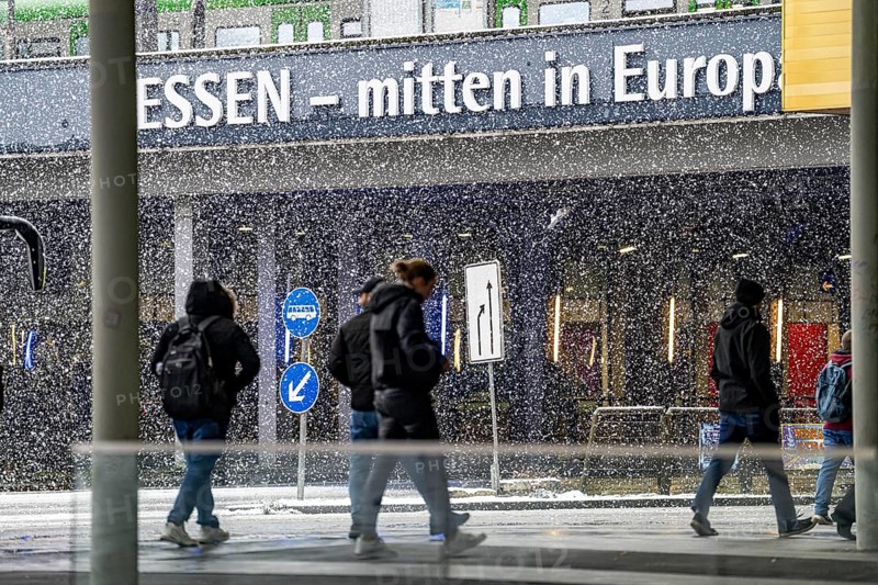 Winter weather, heavy snowfall, city centre traffic, passers-by in the snow, Essen Central Station, North Rhine-Westphalia, Germany, Europe