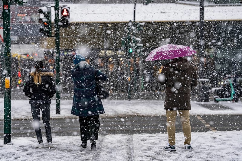Winter weather, heavy snowfall, city centre traffic, passers-by in the snow, North Rhine-Westphalia, Germany, Europe