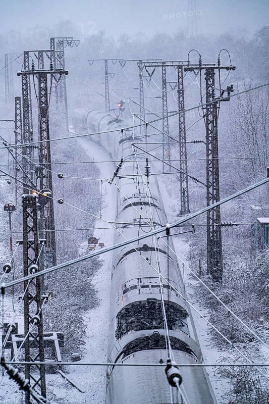 Winter weather, heavy snowfall, railway tracks in front of Essen main station, ICE train, North Rhine-Westphalia, Germany, Europe