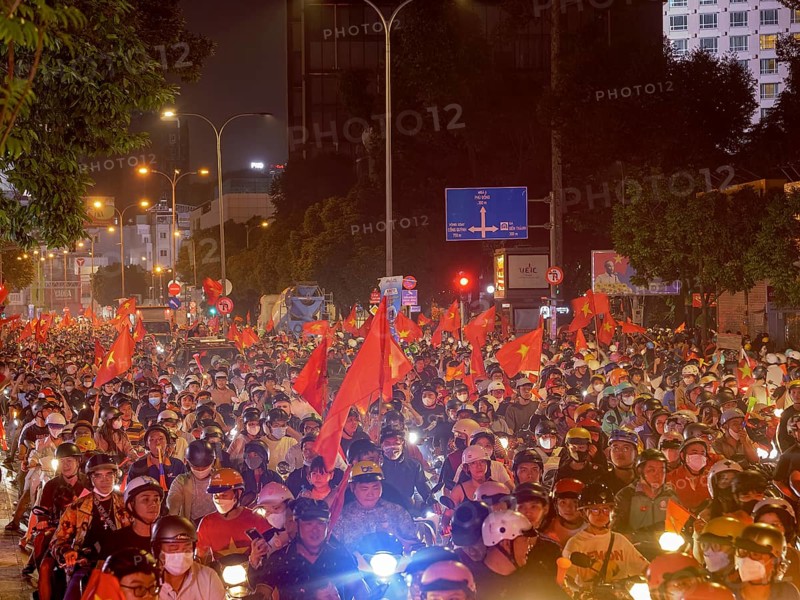 Football fans celebrate in the streets, victory in Asean championship against Thailand, many mopeds, Saigon, Ho Chi Minh City, Vietnam, Asia