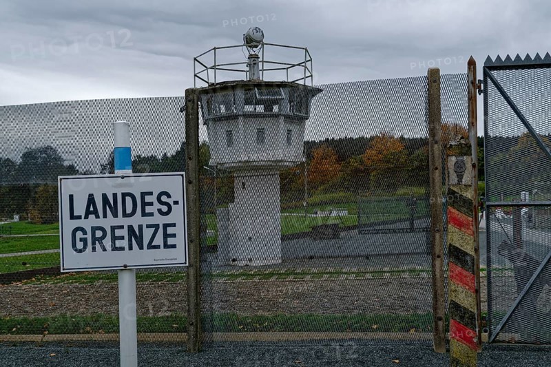 GDR observation tower in the German-German Museum Mödlareuth, with a detailed replica of the border fortifications. The former German-German border, now the state border between Bavaria and Thuringia, runs right through the centre of the village. Mödlareuth, Thuringia, Germany, Europe