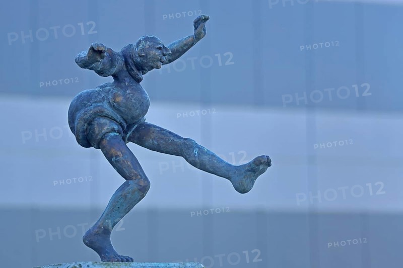 Sculpture Column Jumper by Andreas Futter 2019, bronze sculpture, modern art, male figure, legs, arms, movement, move, dance, jump, jumper, jump, sporty, swing, joy, joyful, rejoice, fun, pleasure, cheerful, cheerful, lust, funny, monochrome, grey, castle park, Essingen, Swabian Alb, Baden-Württemberg, Germany, Europe