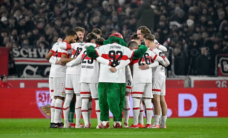 Team building, team circle in front of the start of the match VfB Stuttgart with mascot Fritzle VfB Stuttgart MHPArena, MHP Arena Stuttgart, Baden-Württemberg, Germany, Europe