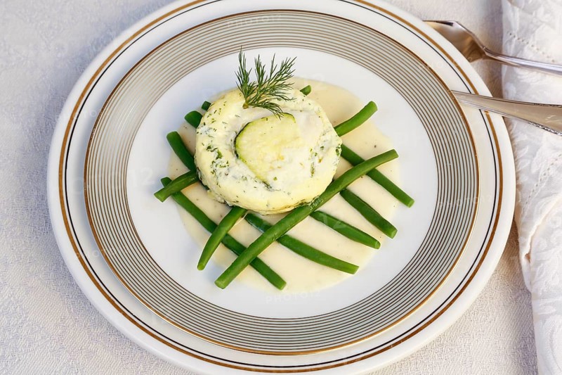 Swabian cuisine, oven-baked pike-perch on princess beans with lemon sauce, fish dish, pike-perch fillet, courgette, green beans, dill, starter, from the oven, casserole, arranged on a plate, traditional cuisine reinterpreted, food photography, studio, Germany, Europe
