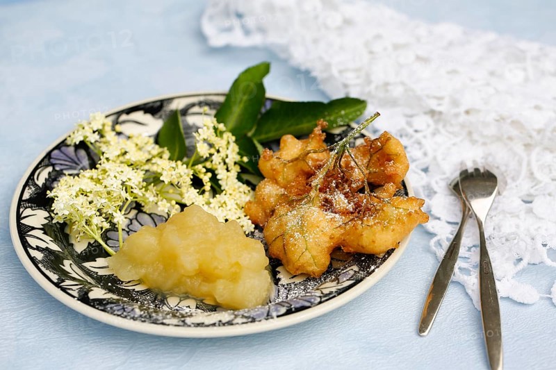 Swabian cuisine, elderberry cakes with apple sauce, Hollerkiacherl, elderflowers in pastry, dessert, dessert, fat baked, served on a plate, grandmother's kitchen, regional, home cooking, typical Swabian, classic recipe, traditional cuisine, food photography, studio, Germany, Europe
