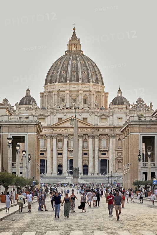 Tourists at the cathedral, St Peter, St Peter's Basilica, Vatican palaces, St Peter's Square, Vatican, Rome, Lazio, Italy, Europe